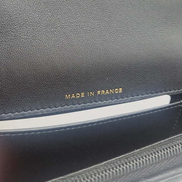 Brand new 2023 authentic Chanel flap phone holder with chain with top handle - Picture 4 of 15